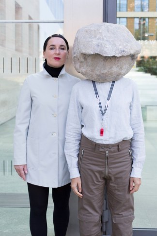 Natascha-Süder-Happelmann-re.-und-ihre-Sprecherin-Helene-Duldung-li.-vor-dem-Auswärtigen-Amt-2018-Foto-CJasper-Kettner_web